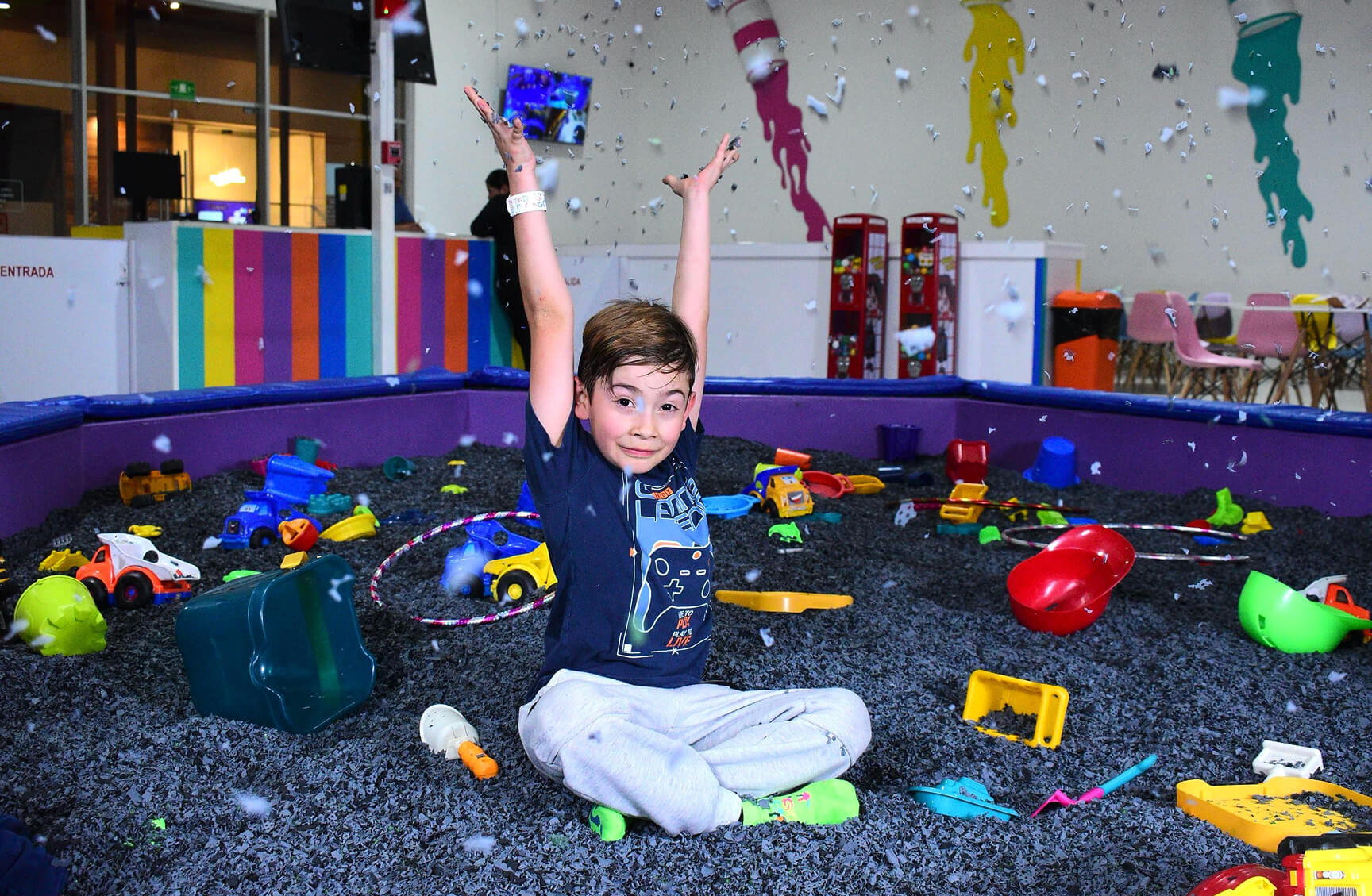 Niño jugando feliz